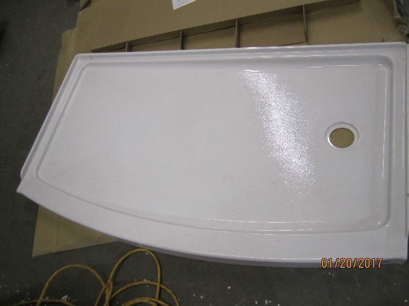 lot 260 image: American Standard Ovation Curved 60...