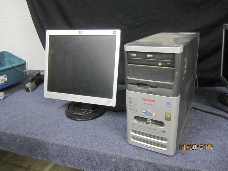 lot 275 image: Compaq Presario & monitor, boots to...