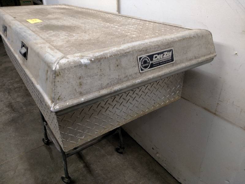 lot 32 image: DeeZee Platinum Series Heavy Duty A...