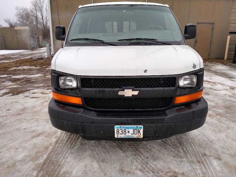 lot 4 image: 2004 Chevrolet Express 2500 Cargo V...