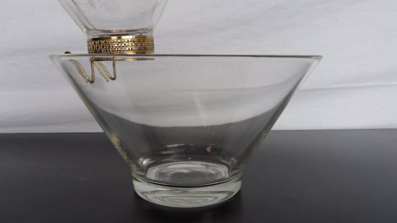 lot 16 image: Glass Serving Bowls