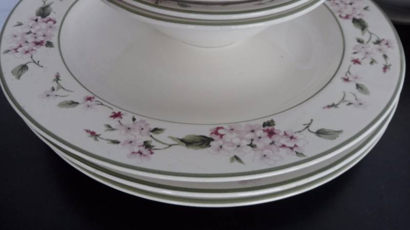 lot 36 image: MSE Floral Dish set