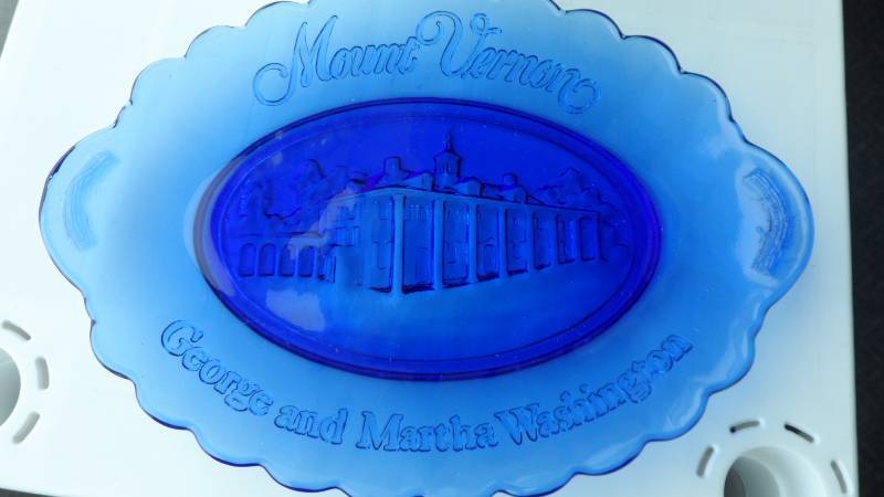 lot 38 image: AVON Mount Vernon Plate and 2 Hostess Soaps
