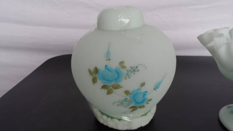 lot 39 image: Decorative handpainted Glass pieces