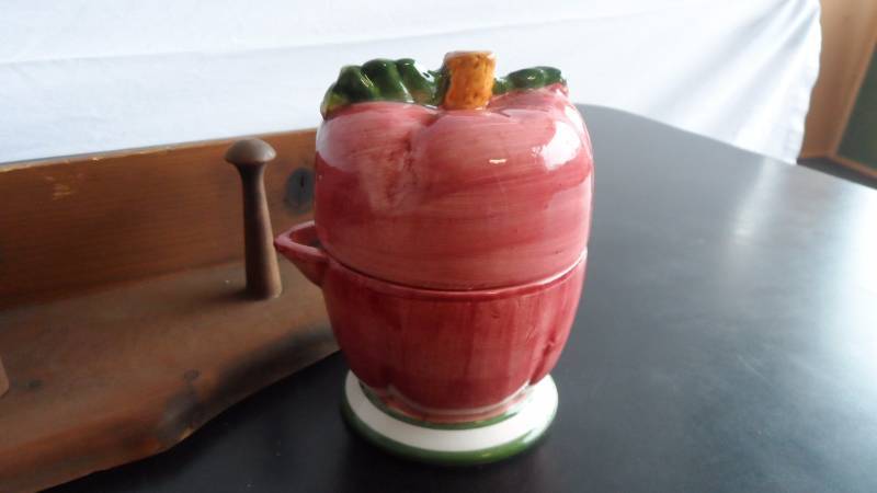 lot 69 image: Juicer and Heart Shelf