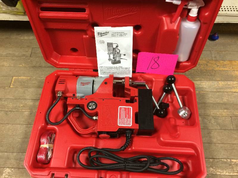 lot 18 image: 4270-20 Milwaukee Electric Tools Compact Electromagnetic Drill Press 450 RPM 4270-20