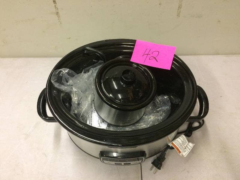 lot 42 image: Crock Pot - Cook and Carry with little Dipper Warmer