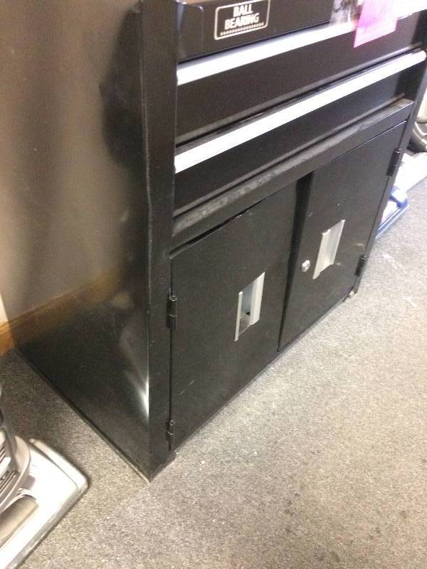lot 100 image: Husky Tool Ccabinet - bottom door has slight damage