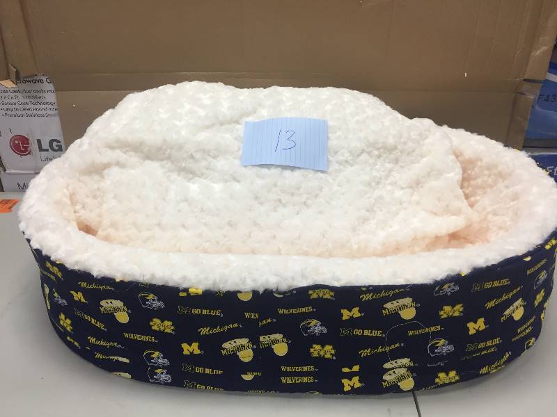lot 13 image: University Of Michigan Collection Oval Bed Large