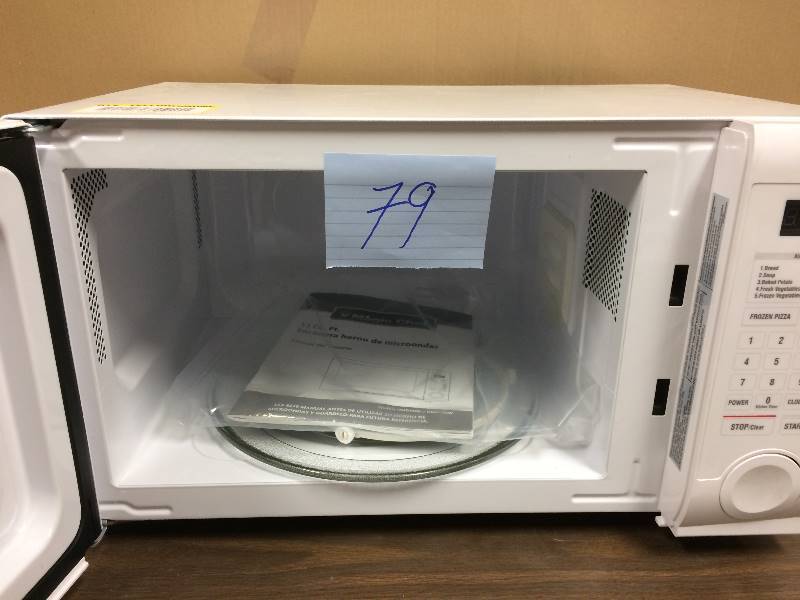 lot 79 image: Magic Chef Countertop Microwave in White-HMD1110W