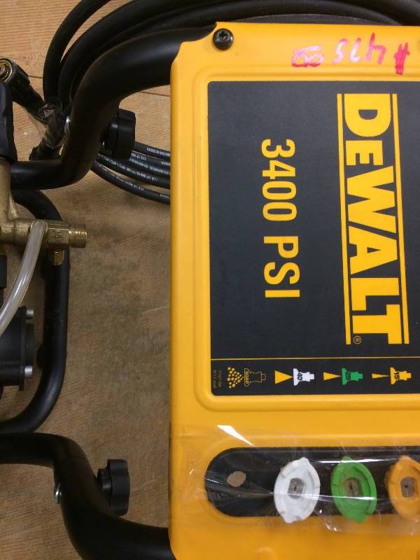 lot 121 image: Dewalt 3400 PSI Preassure Washer in liknew condition missing one tip  condition