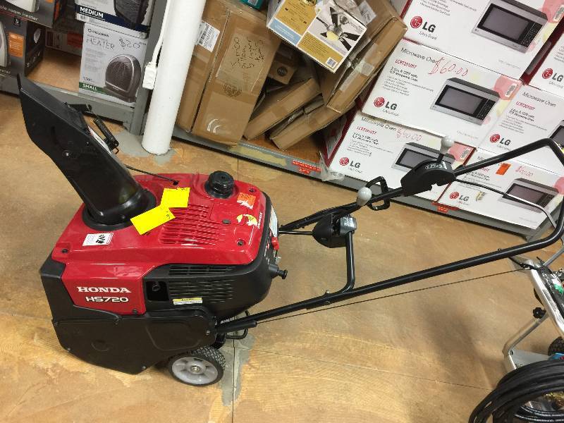 lot 151 image: Honda HS720 20 in. Single-Stage Electric Start Gas Snow Blower in like New conditions