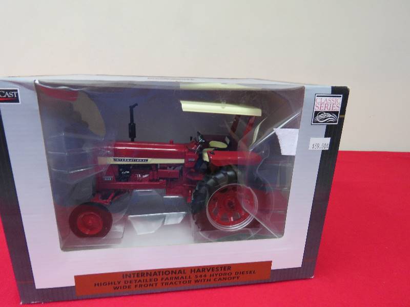 Collectible International Tractor