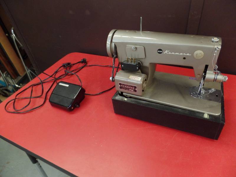 lot 510 image: Table Top Sewing Machine