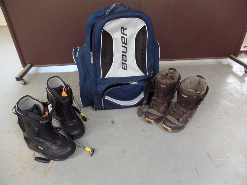 lot 549 image: Snowboard Boots and Hockey Bag