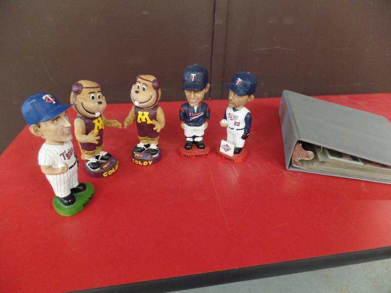 lot 551 image: Bobble Heads and Basketball Trading Cards