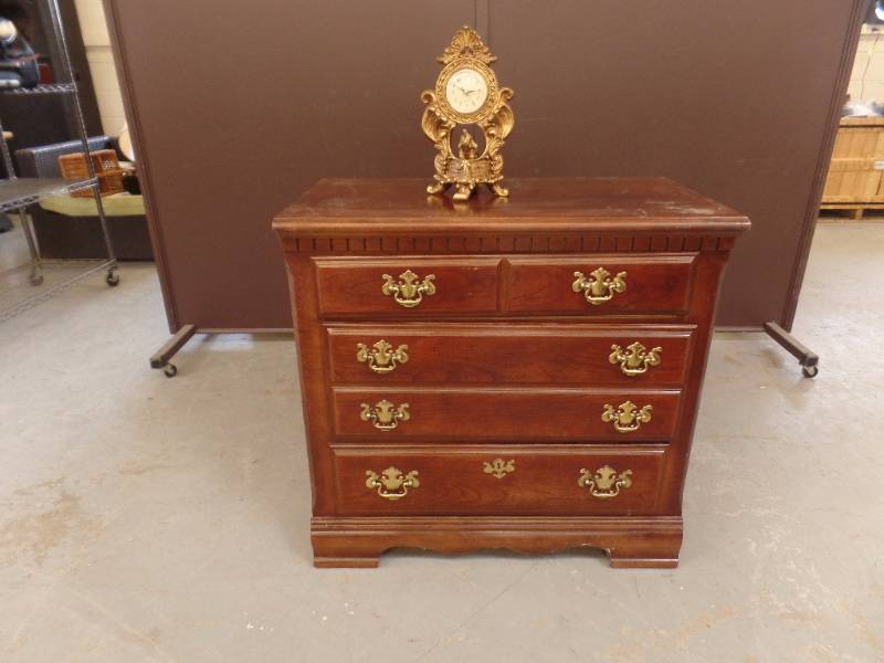 lot 529 image: Dresser and Clock