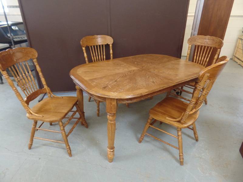 lot 531 image: Dining Table Set