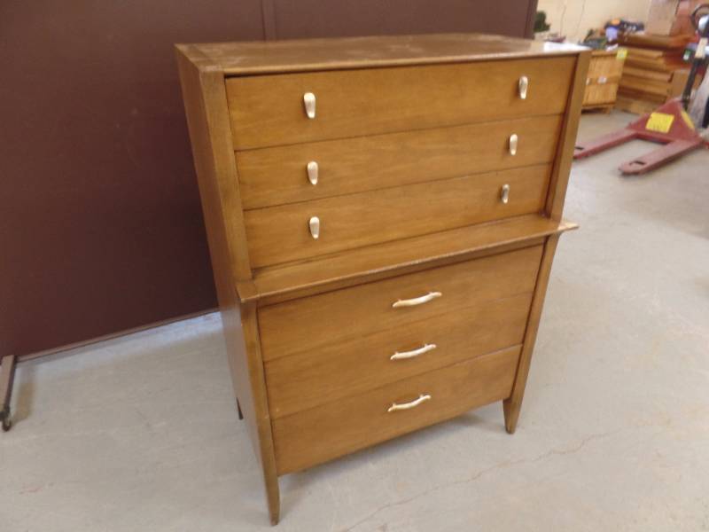 lot 532 image: Drexel Chest of Drawers