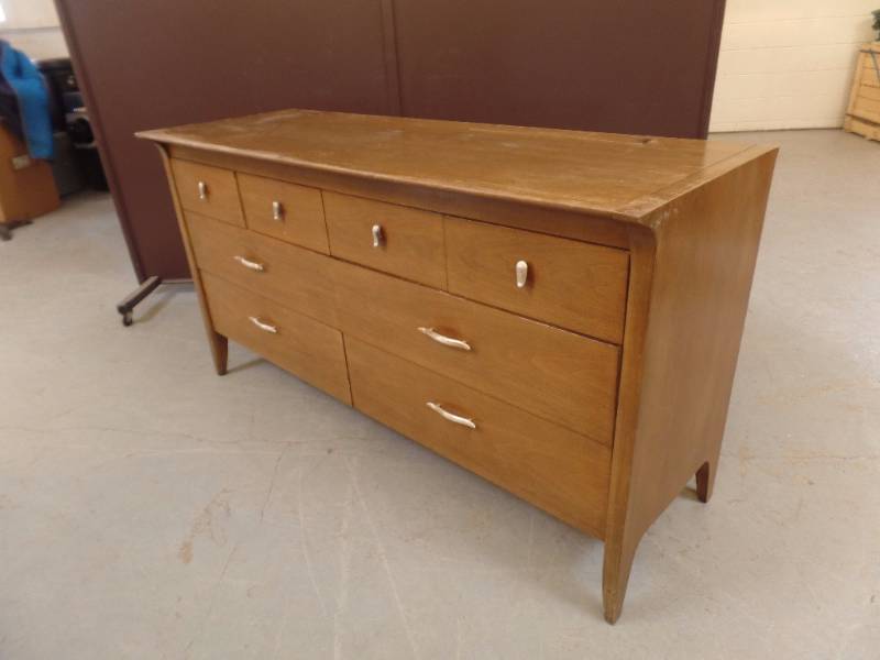 lot 533 image: Drexel 8 Drawer Dresser