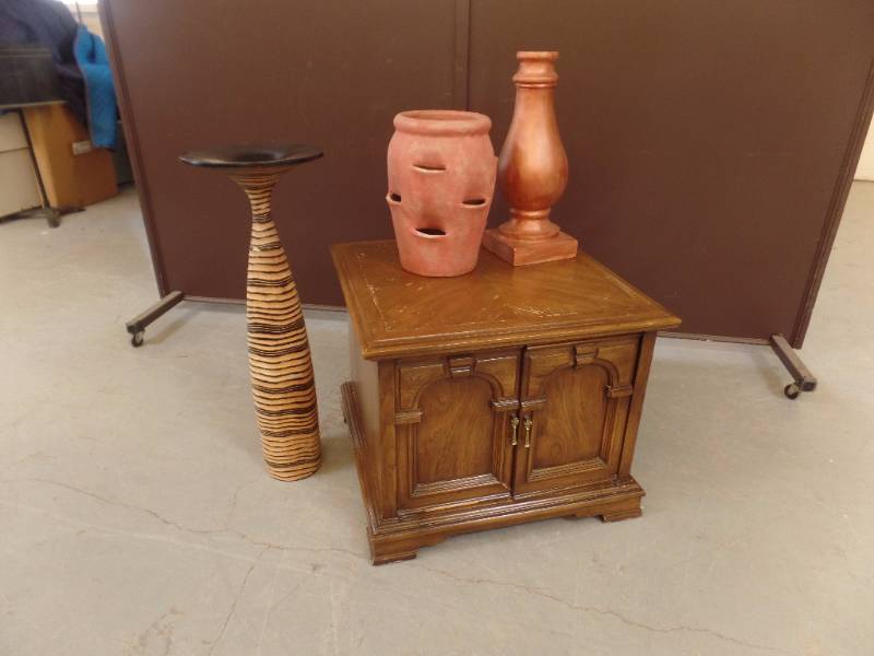 lot 535 image: Accent Table and Pottery