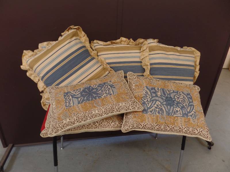 lot 537 image: Decorative Pillows