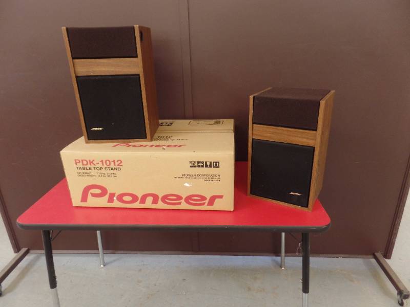 lot 538 image: TV Stand and Speakers