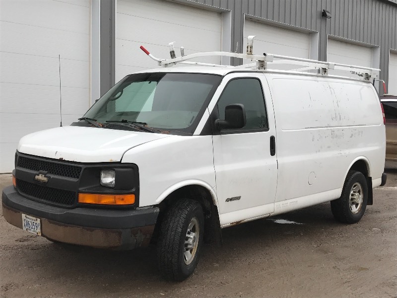 lot 3 image: 2005 Chevrolet Express 3500