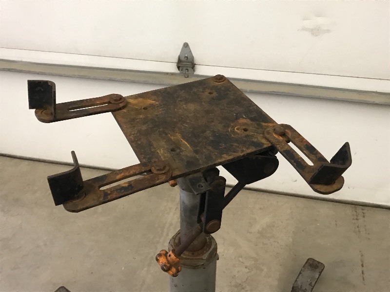 lot 7 image: Heavy Duty Transmission Jack