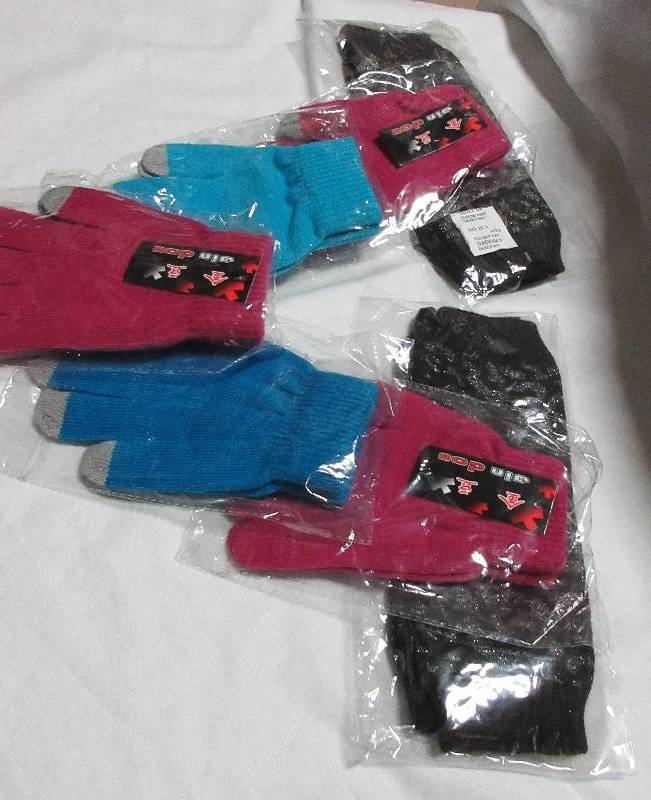 LOT OF 7 NEW PAIRS OF GLOVES -2 FINGERLESS, 5 TEXTING