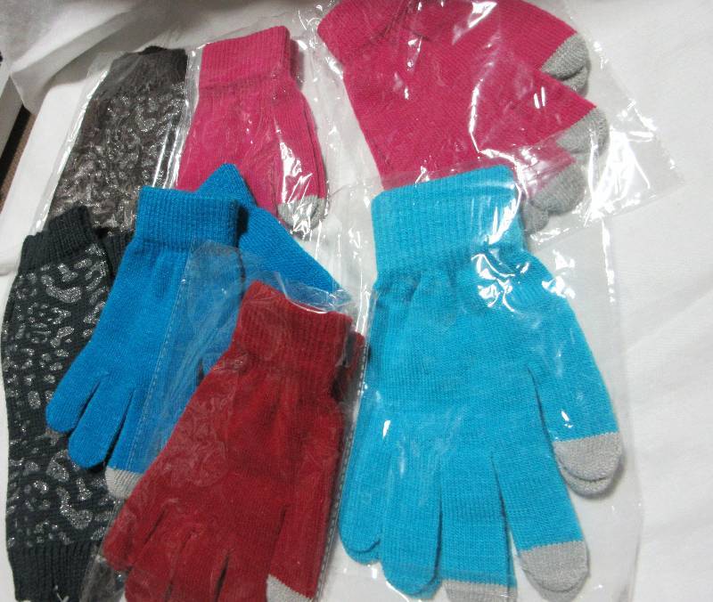 LOT OF 7 NEW PAIRS OF GLOVES