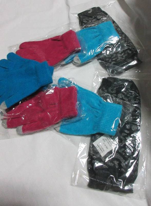 LOT OF 7 NEW PAIRS OF GLOVES -2 FINGERLESS, 5 TEXTING