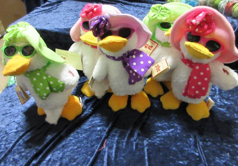 NEW- LOT OF 5 DUCKS,- UNTESTED- NEED BATTERIES