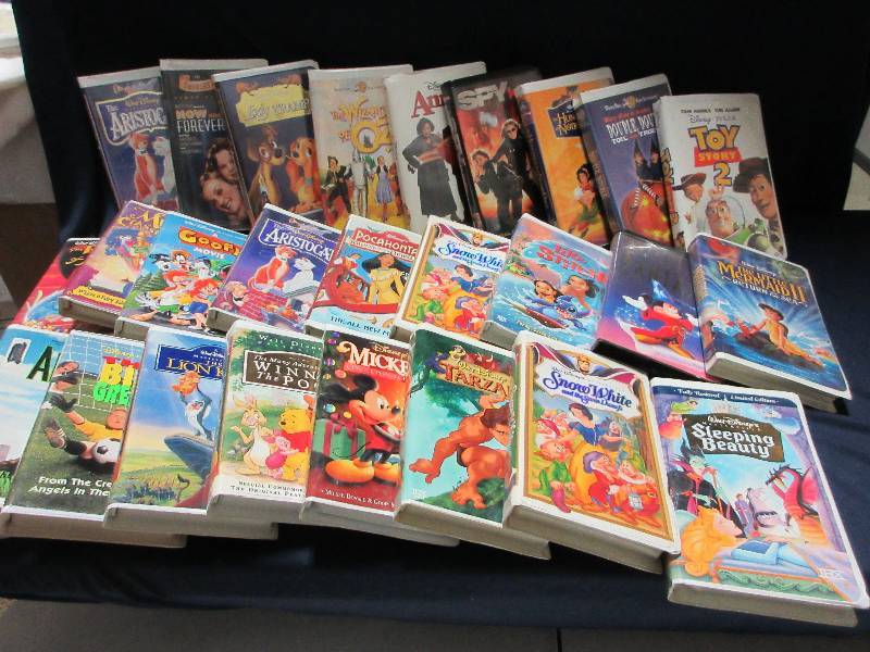 LARGE LOT OF 27 DISNEY VHSPLASTIC COVER