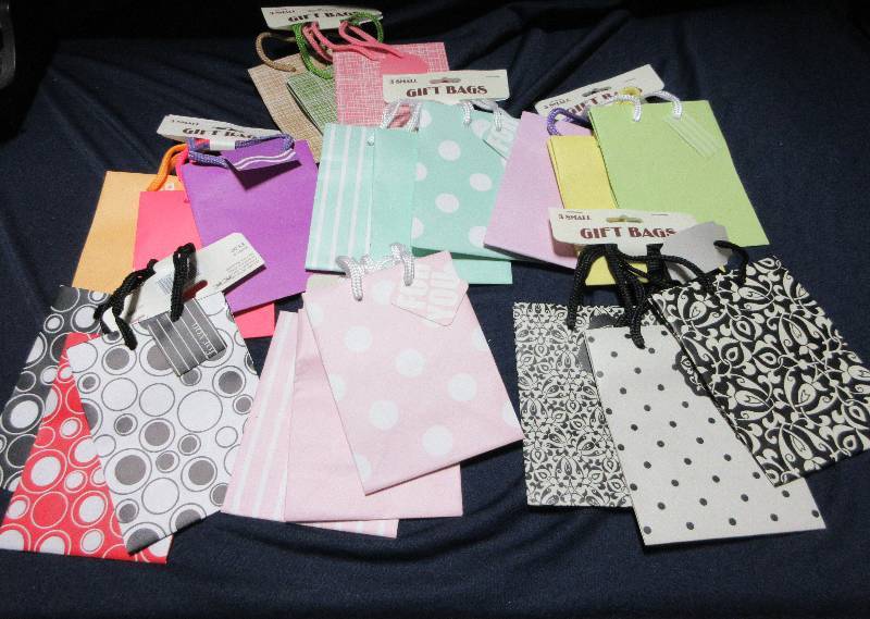 NEW- LOT OF 21 SMALL GIFT BAGS