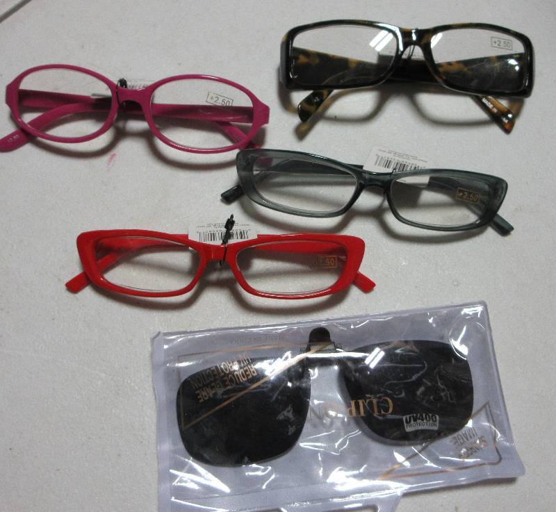 NEW LOT OF 4  PAIR OF 2.50 CHEATER GLASSES-ONE CLIP ON