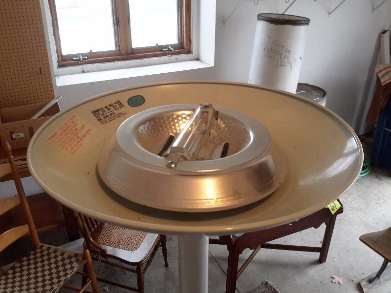 Up light pole lamp.. Tested and works