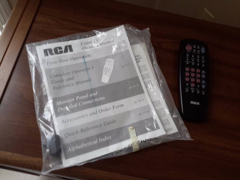 VINTAGE RCA Color TV.. This is old.. Maybe for parts, Maybe for the cabinet� It works.