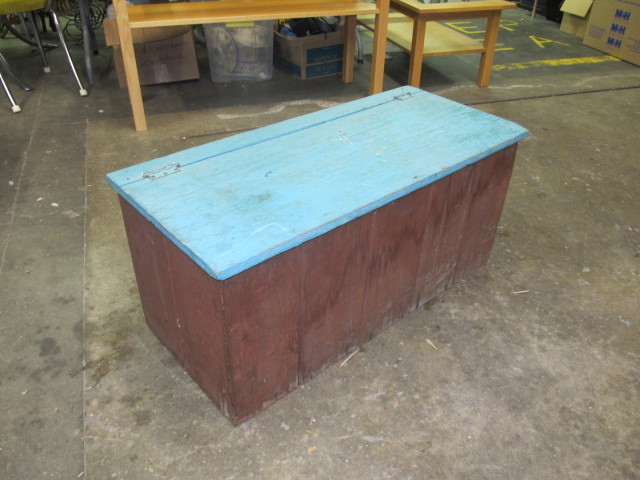 lot 6 image: Vintage Painted Wood Chest