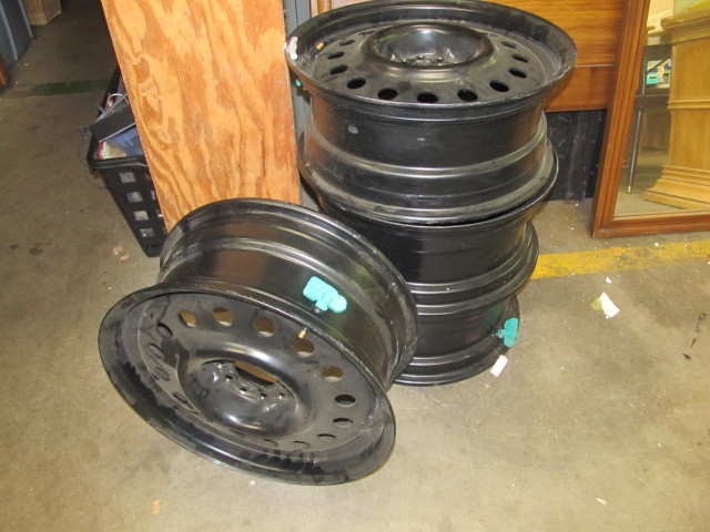 lot 10 image: Set of 17 Rims