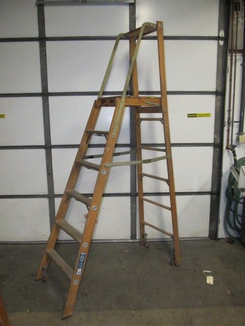 lot 12 image: Heavy Duty Blue Ribbon 10 Rolling Platform Ladder