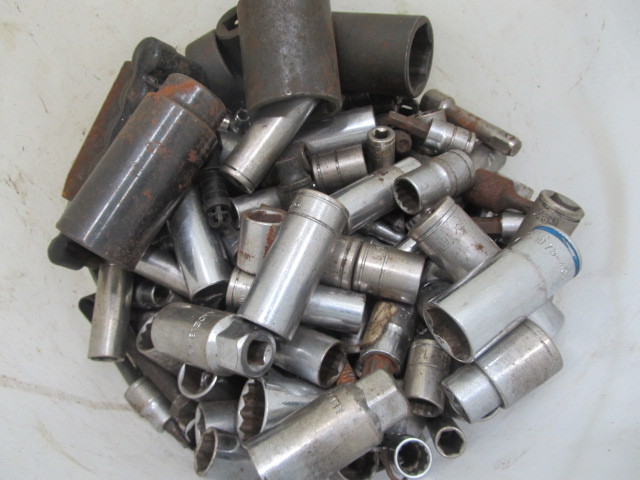 lot 25 image: 40lb Bucket of Assorted Sockets