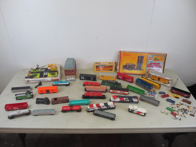 lot 32 image: Large Lot of HO Trains & Accessories