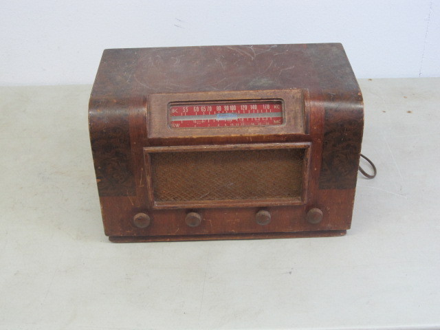 lot 66 image: Vintage Supertone Radio