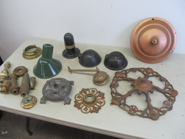 lot 77 image: Vintage & Antique Lamp Shades & Parts