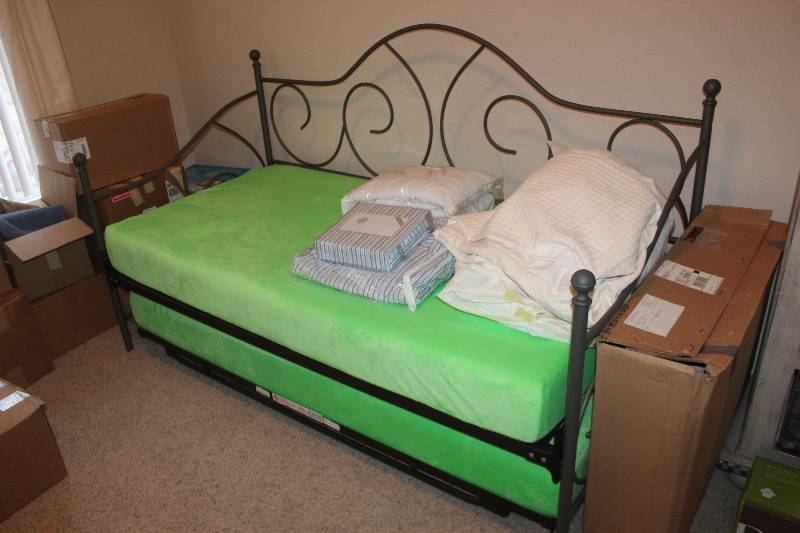 lot 1560 image: Twin Size Day Bed with Matching Trundle Bed
