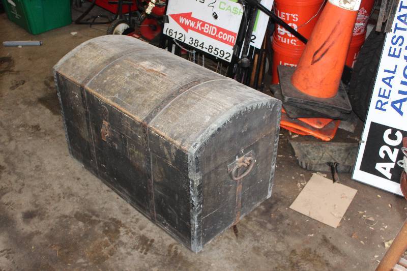 lot 1578 image: Antique Round Top Steamer Trunk