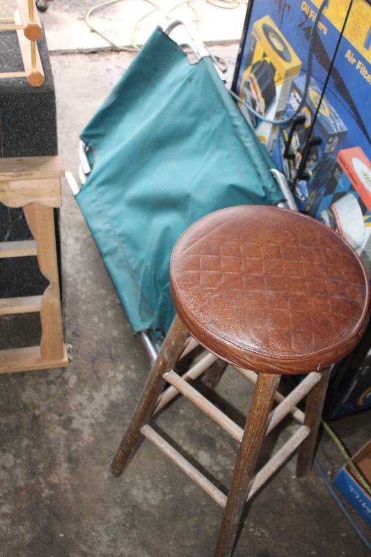 lot 1572 image: Cushioned Top Bar Stool and Canvas Cot