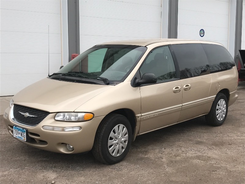 lot 1 image: LOW MILEAGE 1998 Chrysler Town-N-Country