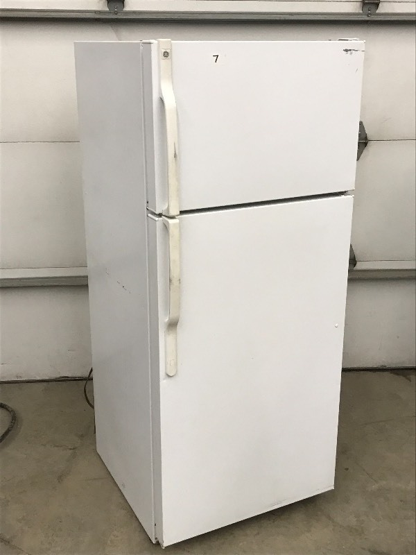 lot 7 image: GE Refrigerator  Freezer